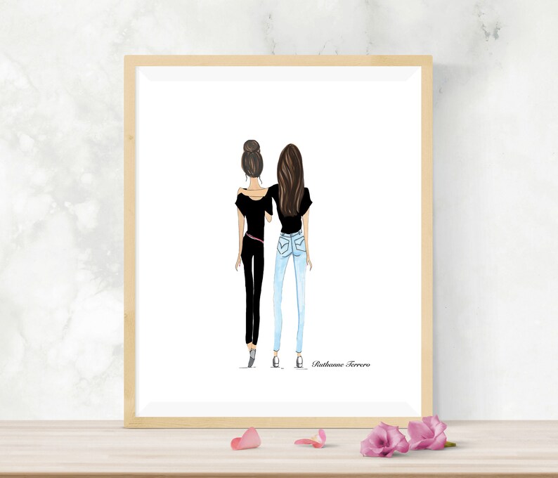 Puede incluir: Una ilustraci&oacute;n de acuarela de dos mujeres de pie espalda con espalda, vistiendo camisas negras y jeans. La mujer de la izquierda tiene el pelo recogido en un mo&ntilde;o, mientras que la mujer de la derecha tiene el pelo largo y suelto. La ilustraci&oacute;n est&aacute; firmada "Ruthanne Ferrero".