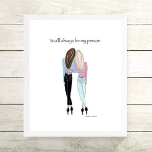 K&ouml;nnte beinhalten: Illustration von zwei Figuren, die sich umarmen, Jeans und Oberteile in Blau und Rosa tragen. Der Text "You'll always be my person" steht oben. Das Kunstwerk befindet sich in einem wei&szlig;en Rahmen.