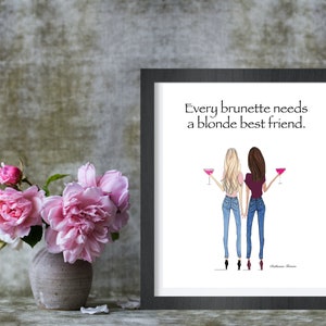 Puede incluir: Una impresi&oacute;n enmarcada con un fondo blanco que presenta una ilustraci&oacute;n de dibujos animados de dos mujeres, una con cabello rubio y otra con cabello casta&ntilde;o, sosteniendo c&oacute;cteles rosas. El texto "Every brunette needs a blonde best friend." est&aacute; impreso debajo de la ilustraci&oacute;n.