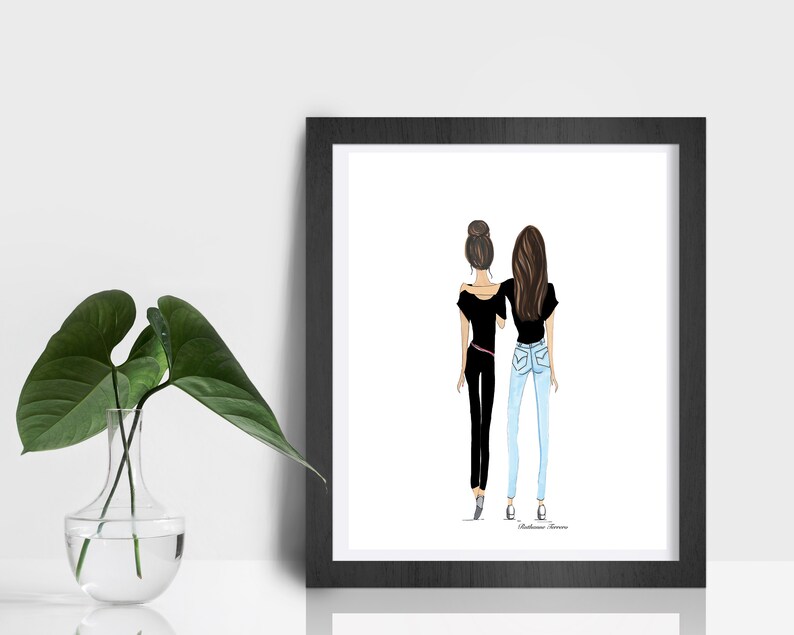 Puede incluir: Una ilustraci&oacute;n enmarcada de dos mujeres caminando lado a lado, vestidas con camisas negras y jeans. La mujer de la izquierda tiene el pelo recogido en un mo&ntilde;o, mientras que la mujer de la derecha tiene el pelo largo y suelto. La ilustraci&oacute;n est&aacute; sobre un fondo blanco.