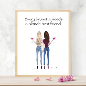 Puede incluir: Una impresi&oacute;n enmarcada con fondo blanco y texto negro que dice "Every brunette needs a blonde best friend." La impresi&oacute;n presenta una ilustraci&oacute;n de dibujos animados de dos mujeres, una con cabello rubio y otra con cabello casta&ntilde;o, sosteniendo c&oacute;cteles rosas.