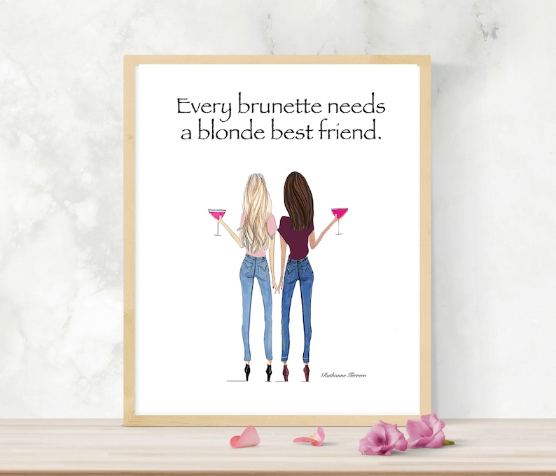 Puede incluir: Una impresi&oacute;n enmarcada con fondo blanco y texto negro que dice "Every brunette needs a blonde best friend." La impresi&oacute;n presenta una ilustraci&oacute;n de dibujos animados de dos mujeres, una con cabello rubio y otra con cabello casta&ntilde;o, sosteniendo c&oacute;cteles rosas.