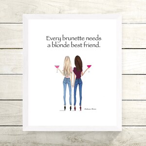 Puede incluir: Una impresi&oacute;n enmarcada en blanco con una cita que dice "Every brunette needs a blonde best friend." La impresi&oacute;n presenta una ilustraci&oacute;n de dibujos animados de dos mujeres, una con cabello rubio y otra con cabello casta&ntilde;o, sosteniendo c&oacute;cteles rosados.