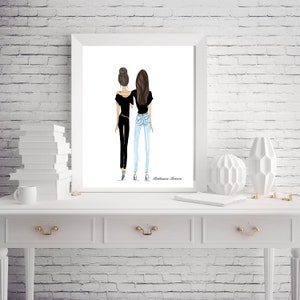 Puede incluir: Una ilustraci&oacute;n enmarcada de dos mujeres con cabello casta&ntilde;o, que visten camisas negras y jeans, caminando juntas. La ilustraci&oacute;n est&aacute; firmada "Bathsheba Ferrero".