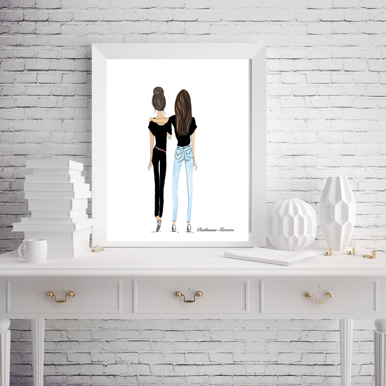 Puede incluir: Una ilustraci&oacute;n enmarcada de dos mujeres con cabello casta&ntilde;o, que visten camisas negras y jeans, caminando juntas. La ilustraci&oacute;n est&aacute; firmada "Bathsheba Ferrero".