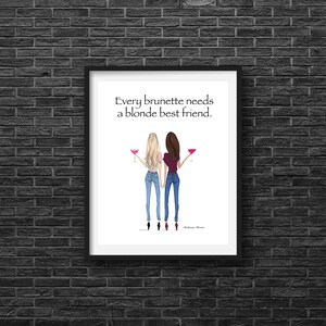 Puede incluir: Una impresi&oacute;n enmarcada en blanco con un borde negro que presenta un dibujo de dos mujeres, una con cabello rubio y otra con cabello casta&ntilde;o, sosteniendo c&oacute;cteles rosados. El texto dice "Every brunette needs a blonde best friend."