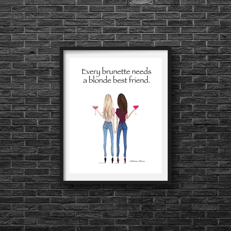 Puede incluir: Una impresi&oacute;n enmarcada en blanco con un borde negro que presenta un dibujo de dos mujeres, una con cabello rubio y otra con cabello casta&ntilde;o, sosteniendo c&oacute;cteles rosados. El texto dice "Every brunette needs a blonde best friend."