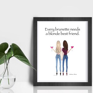 Puede incluir: Una ilustraci&oacute;n enmarcada de dos mujeres, una con cabello rubio y otra con cabello casta&ntilde;o, sosteniendo c&oacute;cteles rosas. El texto dice "Every brunette needs a blonde best friend."