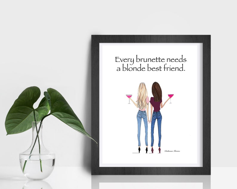 Puede incluir: Una ilustraci&oacute;n enmarcada de dos mujeres, una con cabello rubio y otra con cabello casta&ntilde;o, sosteniendo c&oacute;cteles rosas. El texto dice "Every brunette needs a blonde best friend."