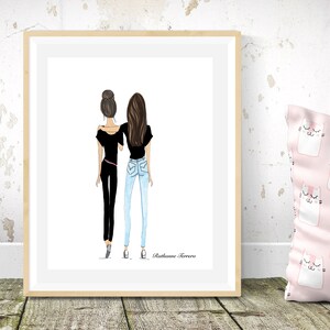 Puede incluir: Una ilustraci&oacute;n enmarcada de dos mujeres de pie espalda con espalda, vestidas de negro y azul. El texto "Best Friends Forever" est&aacute; en la parte inferior de la ilustraci&oacute;n.