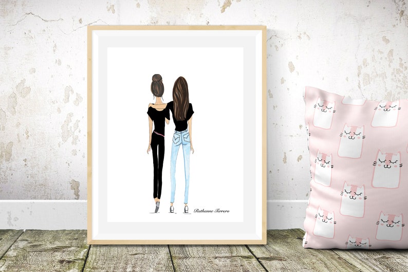 Puede incluir: Una ilustraci&oacute;n enmarcada de dos mujeres de pie espalda con espalda, vestidas de negro y azul. El texto "Best Friends Forever" est&aacute; en la parte inferior de la ilustraci&oacute;n.