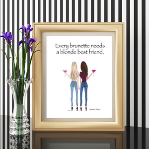 Puede incluir: Una impresi&oacute;n de arte imprimible con un fondo blanco que presenta una ilustraci&oacute;n de dibujos animados de dos mujeres, una con cabello rubio y otra con cabello casta&ntilde;o, sosteniendo c&oacute;cteles rosados. El texto "Every brunette needs a blonde best friend." est&aacute; impreso sobre la ilustraci&oacute;n.