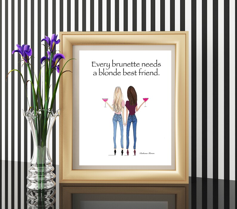 Puede incluir: Una impresi&oacute;n de arte imprimible con un fondo blanco que presenta una ilustraci&oacute;n de dibujos animados de dos mujeres, una con cabello rubio y otra con cabello casta&ntilde;o, sosteniendo c&oacute;cteles rosados. El texto "Every brunette needs a blonde best friend." est&aacute; impreso sobre la ilustraci&oacute;n.