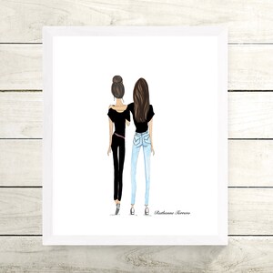 Puede incluir: Una ilustraci&oacute;n digital de dos mujeres de pie espalda con espalda con los brazos alrededor de la otra. La mujer de la izquierda lleva una blusa negra y pantalones negros. La mujer de la derecha lleva una blusa negra y pantalones vaqueros azules. El texto "Rebekah Torres" est&aacute; en la parte inferior de la imagen.