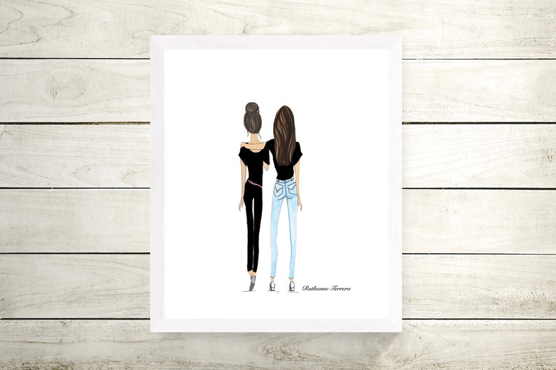 Puede incluir: Una ilustraci&oacute;n digital de dos mujeres de pie espalda con espalda con los brazos alrededor de la otra. La mujer de la izquierda lleva una blusa negra y pantalones negros. La mujer de la derecha lleva una blusa negra y pantalones vaqueros azules. El texto "Rebekah Torres" est&aacute; en la parte inferior de la imagen.