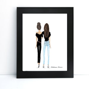 Puede incluir: Una ilustraci&oacute;n enmarcada de dos mujeres de pie espalda con espalda, vistiendo camisas negras y jeans. La mujer de la izquierda tiene el pelo recogido en un mo&ntilde;o, y la mujer de la derecha tiene el pelo largo y liso. La ilustraci&oacute;n est&aacute; firmada "Ruthanne Ferrero".
