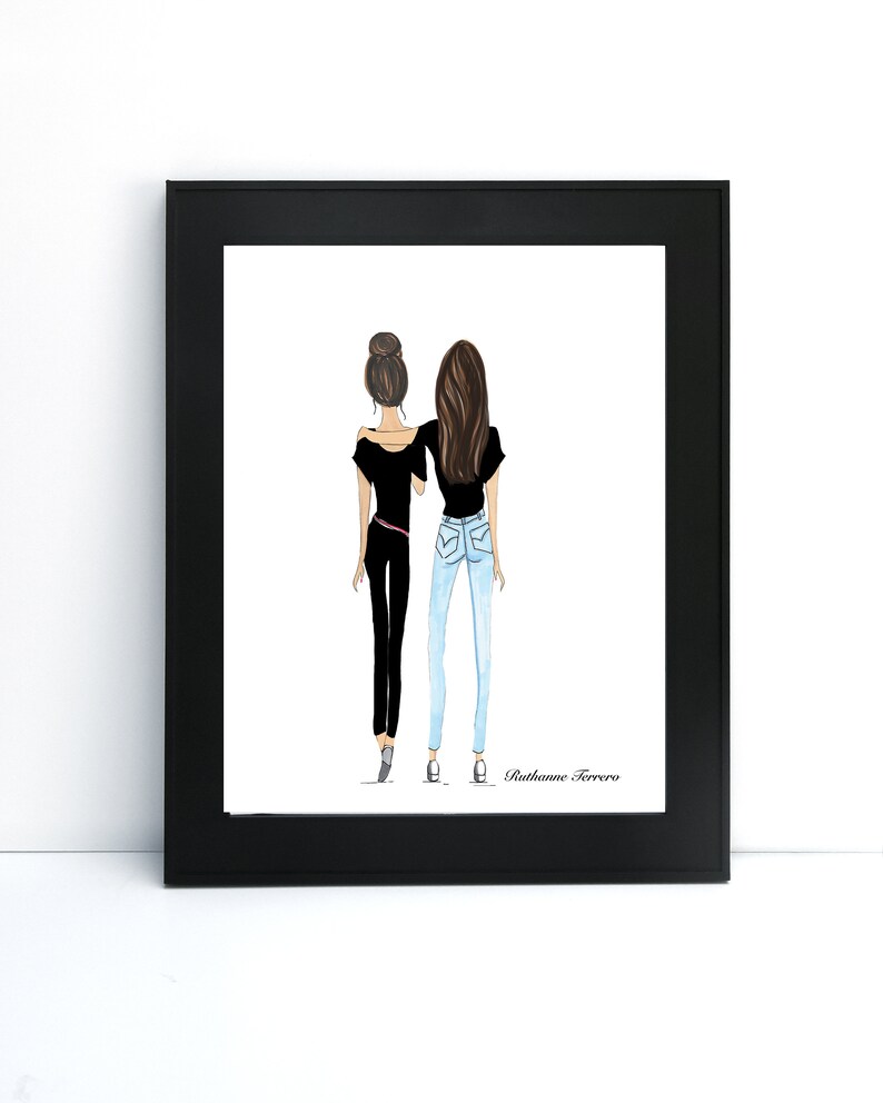Puede incluir: Una ilustraci&oacute;n enmarcada de dos mujeres de pie espalda con espalda, vistiendo camisas negras y jeans. La mujer de la izquierda tiene el pelo recogido en un mo&ntilde;o, y la mujer de la derecha tiene el pelo largo y liso. La ilustraci&oacute;n est&aacute; firmada "Ruthanne Ferrero".