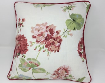 Housse de coussin Laura Ashley Geranium Cranberry 16" Canneberge passepoilée - Fermeture éclair