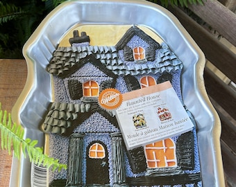 NEW! Vintage Wilton 2105-181 Holiday or Haunted House cake baking pan with instruction booklet-kitchen cookware