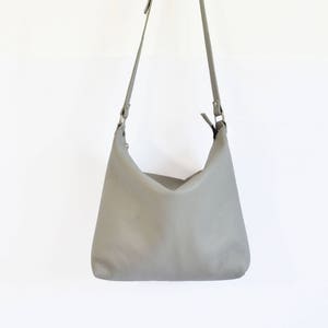 BORSA HOBO IN PELLE, Borsa a mano in pelle da donna, Borsa a tracolla Hobo grigia, Borsa in morbida pelle, Borsa in pelle, Borsa a sacco - Barcelona Bag -