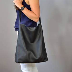 Bolso HOBO GRANDE DE PIEL NEGRO para mujer: bandolera ligera para uso diario. Bolso de hombro de suave piel de vacuno italiana. Un regalo para ella.