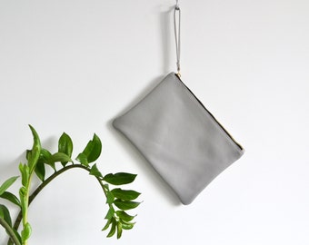 Embrague con correa para la muñeca, gris BOLSA DE CUERO - Funda para iPad - Embrague de piel con guijarros italianos - Embrague de cuero gris - Embrague PARIS -