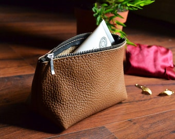Neceser de piel marrón granulada: pequeño clutch de piel italiana