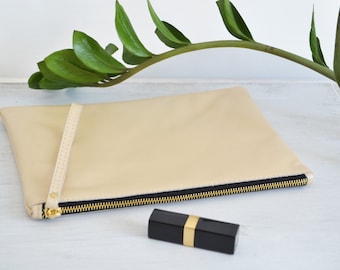 PARIS - Bolsa de cuero de oro medio - Funda para iPad - Embrague de cuero italiano - Embrague de cuero dorado - Correa de muñeca