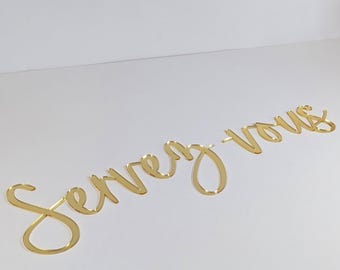 Custom-cut plexiglass word - Wedding seating chart | DIY wedding - Gold cut plexiglass word - Wooden wedding decoration