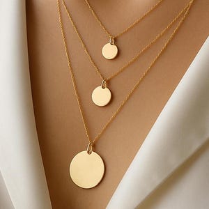 14K Solid Gold erste Halskette, personalisierte Disc Halskette, benutzerdefinierte Münze Halskette, zierliche erste Disc Halskette, Geburtstagsgeschenk für sie