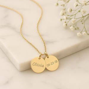 Colar com nome de criança em ouro amarelo 14K, colar com disco personalizado, colar com data de nascimento personalizada, colar delicado com disco, presente para novas mães