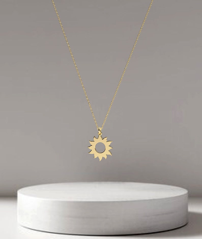 Pendentif soleil en or massif 14 carats Collier pendentif soleil Pendentif en or pour femme Collier minimaliste à breloques soleil Collier céleste délicat image 1