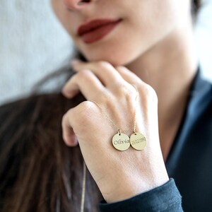Collar con inicial de oro de 14 quilates, collar de disco de oro personalizado para mujer, collar para mamá con iniciales de niños, colgante grabado personalizado para abuela