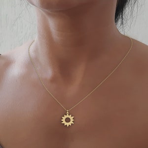 Pendentif soleil en or massif 14 carats Collier pendentif soleil Pendentif en or pour femme Collier minimaliste à breloques soleil Collier céleste délicat image 4