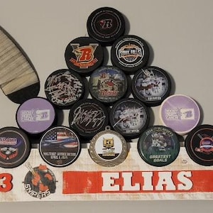 Présentoir pour rondelles de hockey fabriqué à la main au design rustique pour une patinoire extérieure, rondelles, cartes, médailles -- personnalisation offerte --