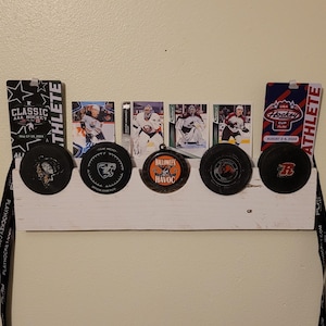 Exhibidor de discos de hockey, hecho a mano, diseño rústico para exteriores. Exhibición de discos, tarjetas, medallas. Personalización disponible.