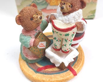 Señor y Señora Santa Claus 1992 Hallmark Tender Touches "Un regalo apropiado" QEC6354 QHG7065 Firmado por el artista