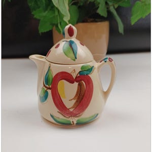 Tetera de cerámica Purinton pintada a mano con diseño de manzana