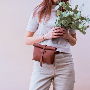 Sac banane en cuir marron, sac banane pour femme, sac à rabat, sac en cuir à rabat, sac banane convertible, sac ceinture minimaliste