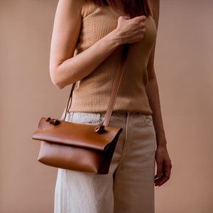 Minimalistische Vegan Leder Tasche, kleine Crossbody Bag für Frauen, Braune Schultertasche Vegan, Weiche Ledertasche, moderne Alltagstasche