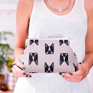Cartera de mano con forma de perro, cartera con marco de metal plateado, regalo para amantes de los perros, bolso Boston Terrier, bolso de noche, regalos para ella imagen 1