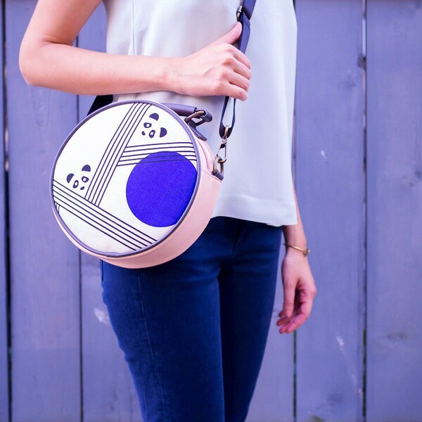 Bolso bandolera redondo, Bolso de cuero vegano, Bolso circular, Bolso de cuero y lona, Bolso de cantimplora, Tela japonesa, Osos panda, Kokka, Regalos para ella
