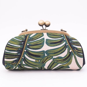Cartera de mano con estampado de hojas de monstera, cartera de mano con cierre de beso y correas, cartera de mano de lona, bolso tropical, Riffle Paper Co., regalo para el Día de la Madre