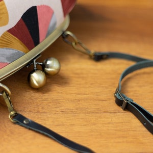 Cartera de mano colorida, cartera de noche, cartera con cierre de beso, cartera de mano con diseño floral minimalista, cartera con marco de metal, cartera con correa, regalos para ella imagen 6
