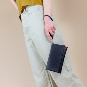 Cartera de cuero para mujer con correa para la muñeca, cartera plegable, billetera plegable, billetera minimalista tipo sobre con bolsillos con cremallera imagen 5