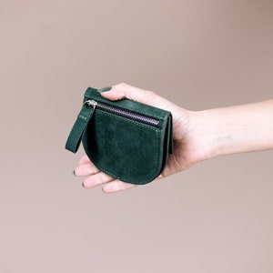 Cartera de piel con cremallera y diseño de media luna, monedero geométrico pequeño, cartera minimalista y elegante. imagen 7