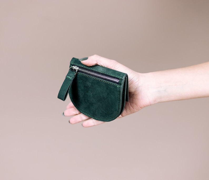 Cartera de piel con cremallera y diseño de media luna, monedero geométrico pequeño, cartera minimalista y elegante. imagen 7