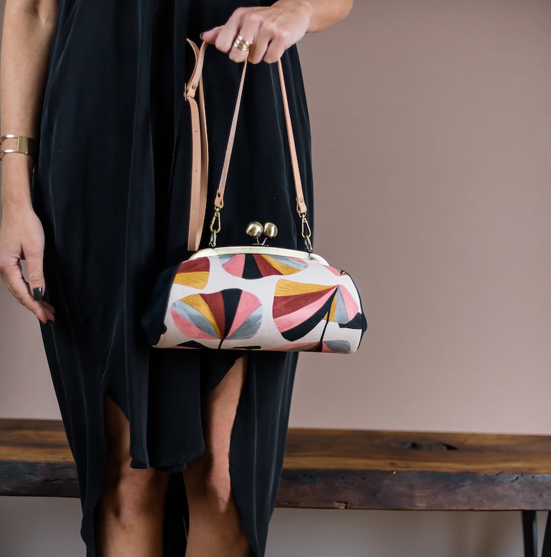 Cartera de mano colorida, cartera de noche, cartera con cierre de beso, cartera de mano con diseño floral minimalista, cartera con marco de metal, cartera con correa, regalos para ella imagen 1