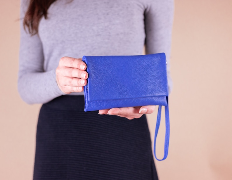 Cartera de cuero para mujer con correa para la muñeca, cartera plegable, billetera plegable, billetera minimalista tipo sobre con bolsillos con cremallera imagen 2