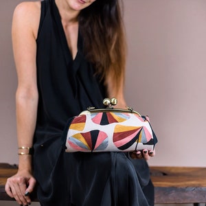 Cartera de mano colorida, cartera de noche, cartera con cierre de beso, cartera de mano con diseño floral minimalista, cartera con marco de metal, cartera con correa, regalos para ella imagen 3